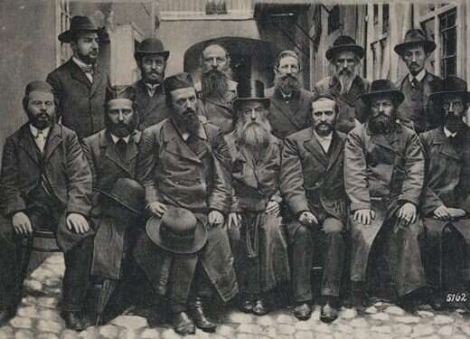 משתתפי ועידת היסוד של תנועת המזרחי, וילנה 1902 . יושב במרכז, לראשו כובע צילינדר: הרב ריינס.  באדיבות האוסף הלאומי לתצלומים על שם משפחת פריצקר, הספרייה הלאומית