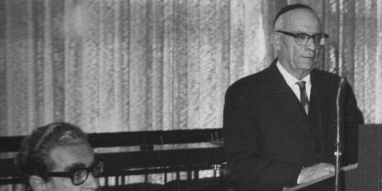 ישעיהו ברנשטיין נואם בישיבת הוועד הפועל הציוני, 1970. משמאלו יו