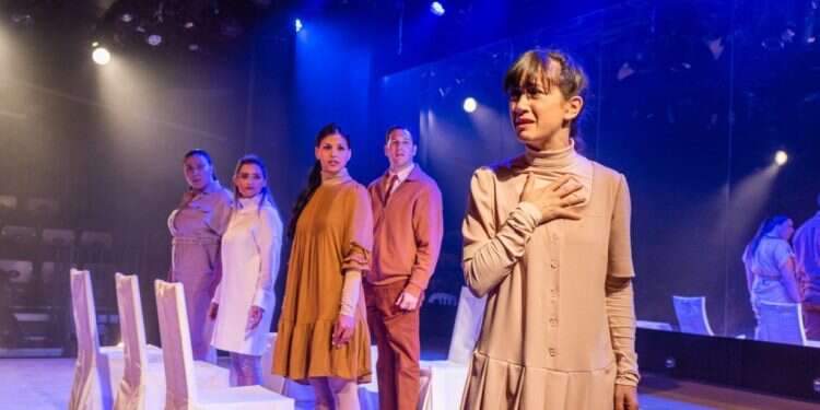 מיכל אלדר על הבמה בשמלה בצבע חרדל. צילום: יפעת גבאי מאלימות לאמנות