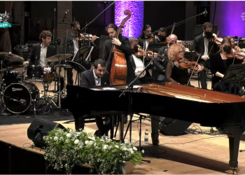 הפסנתרן והמלחין גיא מינטוס עושה כרצונו בסימפוניה החמישית של בטהובן