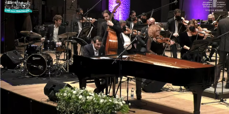 פרשנות מודרנית לקלסיקה. מינטוס עם הסימפונית ירושלים. צילום מסך מתוך הקונצרט הפסנתרן והמלחין גיא מינטוס עושה כרצונו בסימפוניה החמישית של בטהובן