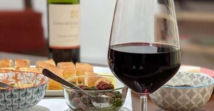 יין אדום. צילום: רינה נקונצ'ני מחקר מקיף: לא נכון שכוס יין אדום מועילה לבריאות הלב