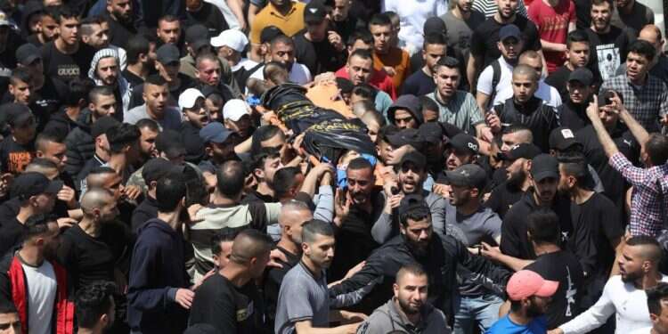 הלווייתו של המחבל שחוסל בג'נין. צילום: EPA "הם הטרוריסטים שיורים על ילדים ברחובות": מושל ג'נין במפגן הסתה ותמיכה במחבלים