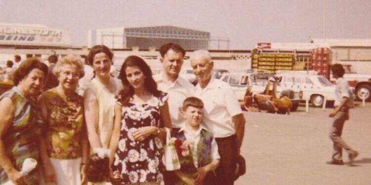 משפחת זילבר ביום עלייתה לארץ. צילום: אסתר אלטרמן