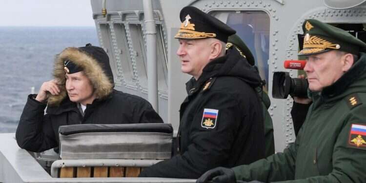 דבורניקוב (מימין) ופוטין (משמאל) ביחד עם מפקד הצי הרוסי בים השחור, 2020. צילום: רויטרס האם "הקצב מסוריה" יהפוך את אוקראינה לבית מטבחיים?