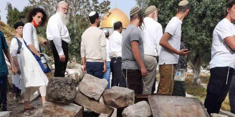 יהודים בהר הבית לצד אבנים שהוצבו בדרכם. פסח תשפ