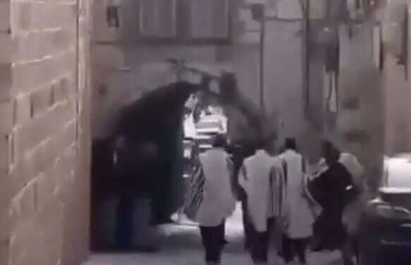 צילום מסך מתוך הסרטון של תקיפת החרדים בעיר העתיקה בחוה כתב אישום נגד הערבי שתקף חרדים בעיר העתיקה בירושלים
