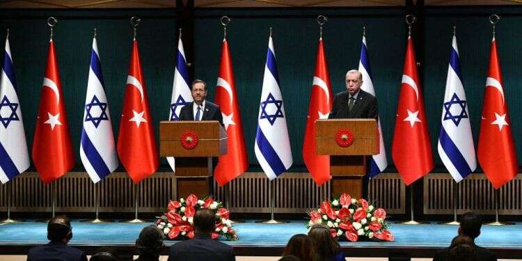 באנקרה מבקשים להאיץ את קידום היחסים, בירושלים מעדיפים להתנהל בזהירות