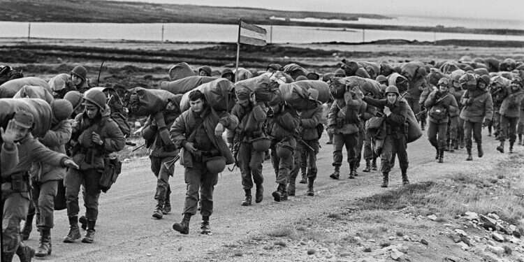 חיילי ארגנטינה בפלישה לפוקלנד, אפריל 1982 צילום: AFP 40 שנה למלחמת פוקלנד: ארגנטינה לא שכחה