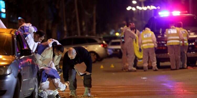 הפיגוע בחדרה, שביצעו מחבלים תושבי ישראל. צילום: AFP הממשלה תבחן שלילת קצבאות ממחבלים בעלי אזרחות ישראלית