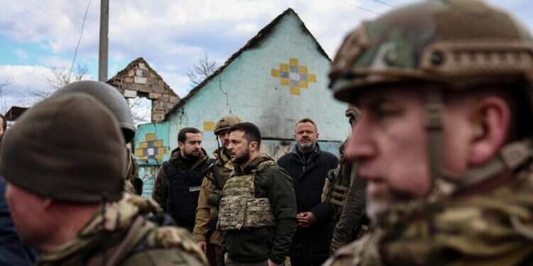 נשיא אוקראינה זלנסקי בביקור בבוצ'ה, השבוע. צילום: AFP צילום: AFP