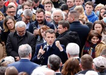 צרפת: מקרון מוביל בסקרים לקראת הבחירות לנשיאות