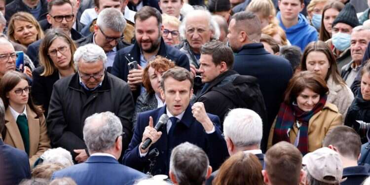 צרפת: מקרון מוביל בסקרים לקראת הבחירות לנשיאות