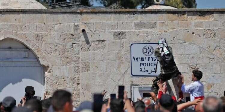 צילום: AFP כנגד הכניעה לטרור: מעלים את ההר על ראש שמחתנו