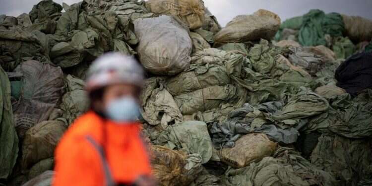 מה לעשות עם הבגדים הישנים? אל תתרמו אותם