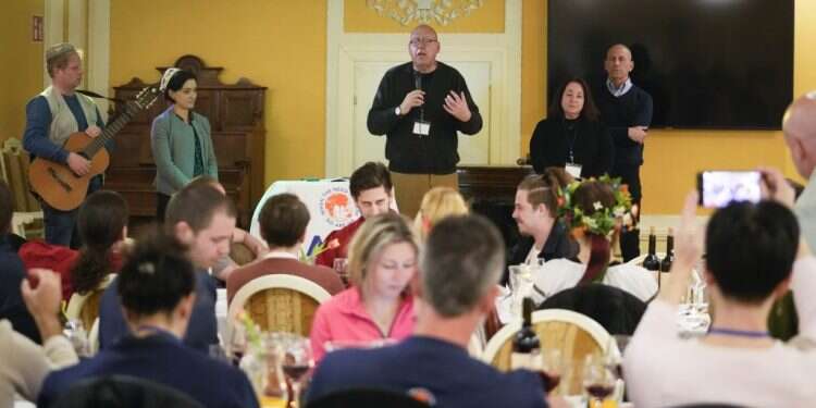 הולכים ומתרחקים. רב רפורמי מפלורידה עורך סדר רב לאומי בפולין, השבוע. צילום: AP כנגד ארבעה זרמים דיברה יהדות ארה"ב