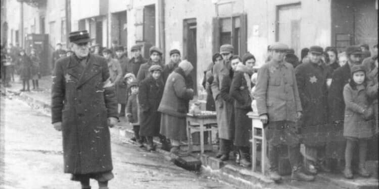 שוטר יהודי בגטו לודז', 1941. צילום: מתוך הארכיון הפדרלי הגרמני הספר הזוכה בפרס ספיר מוכיח שלא ייגמרו סיפורים על השואה