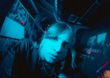 באלבומה הראשון בעברית, ג'ני פנקין מוכיחה את מה שידענו