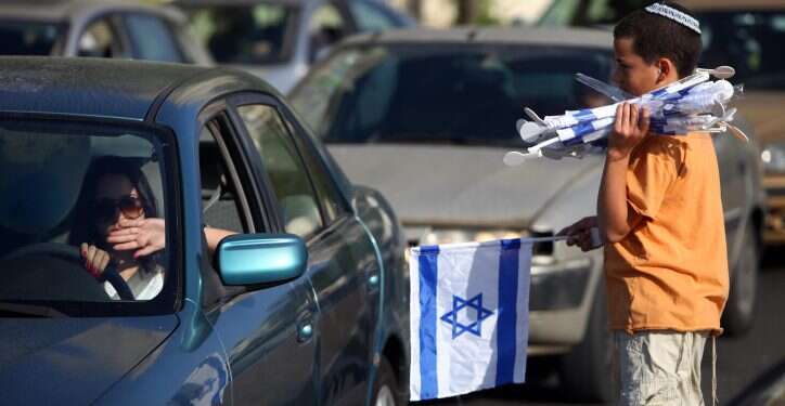 דגלי ישראל על מכוניות, אילוסטרציה. צילום: אביר סולטן, פלאש 90 נקראים לדגל