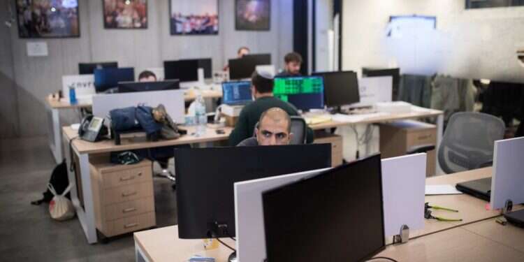 תעשייה המסתדרת בכוחות עצמה. אילוסטרציה. צילום: הדס פרוש, פלאש 90