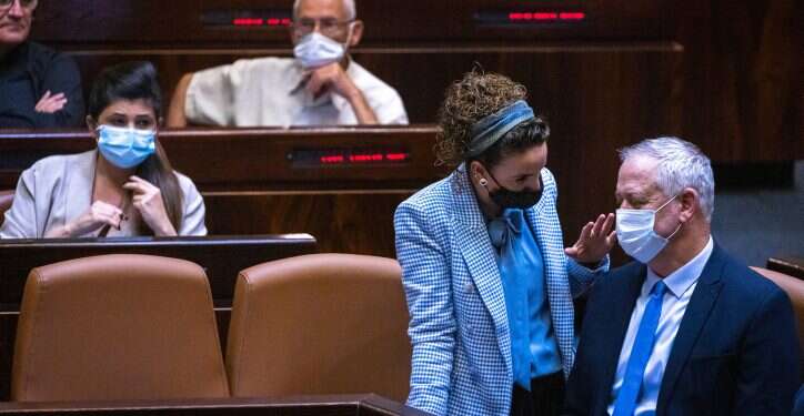עידית סילמן ובני גנץ במליאת הכנסת. צילום: אוליביה פיטוסי/פלאש90 תיאום קואליציוני או מו"מ חשאי? גנץ וסילמן נפגשו