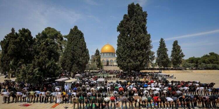 תפילת יום השישי במתחם הר הבית. צילום: ג'מאל עוואד - פלאש90 אבסורד: ההקלות לפלסטינים ברמדאן תלויות ביכולתנו לסכל פיגועים