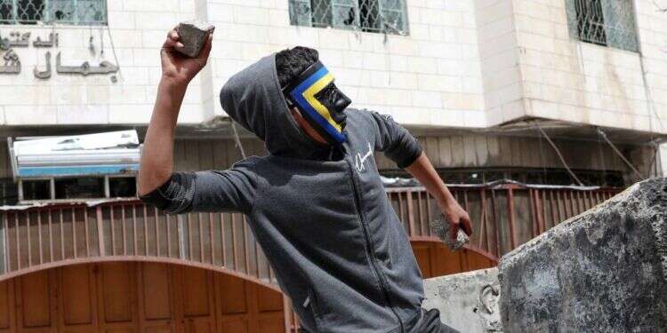 מחבלים פלסטינים משליכים אבנים. צילום: ויסאם השלמון - פלאש 90 הרמדאן הגיע והמתיחות הביטחונית עולה שלב