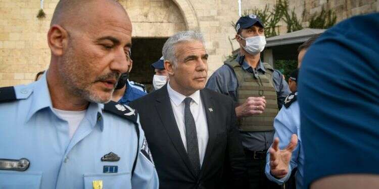 יאיר לפיד בשער שכם. צילום: אריה לייב אברמס, פלאש 90 "מסתער על ירושלים ככובש": הרש"פ נגד יאיר לפיד