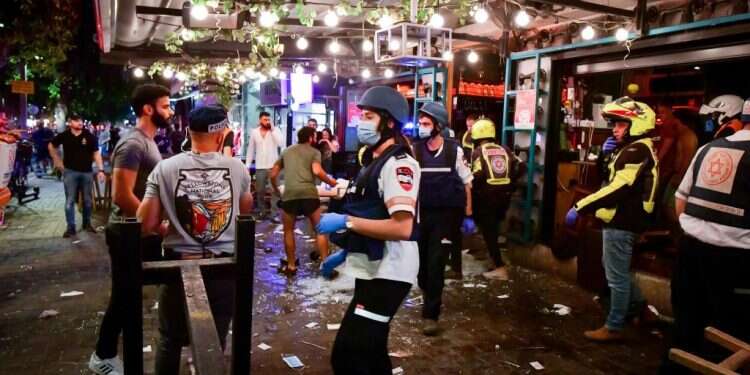 זירת הפיגוע בתל אביב, הלילה. צילום: אבשלום ששוני פלאש90 2 נרצחים וכ-10 פצועים בפיגוע בתל-אביב; המצוד אחר המחבל נמשך