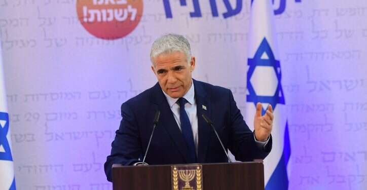 לפיד: "גם בשנים קודמות הר הבית נסגר לתקופות דומות, כוחות הביטחוון מתוחים עד קצה"