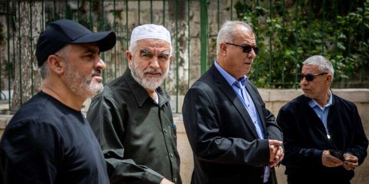 ראאד סלאח ונציגי ועדת המעקב. צילום: יונתן זינדל/פלאש90 "ועדת המעקב" נפגשה עם בכירי הווקף בהר הבית