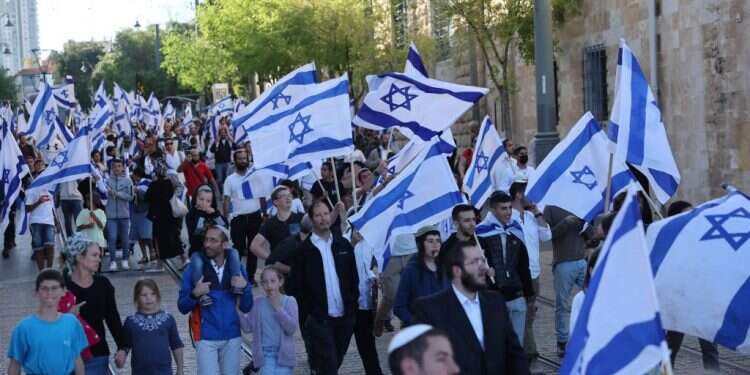 הצעדה ברחוב יפו, שבוע שעבר. צילום: יונתן זינדל, פלאש 90 "מצעד הדגלים" של בן־גביר נחסם על ידי המשטרה בדרכו לשער שכם