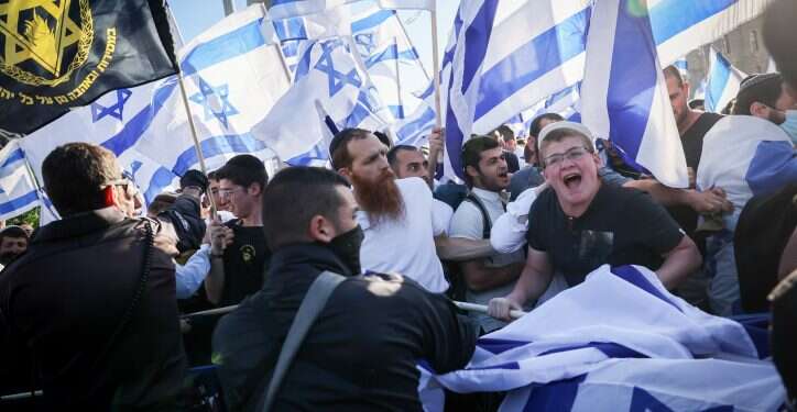 צעדת הדגלים בשער יפו. צילום: יונתן זינדל/פלאש90 לאחר שנבלמה הכניסה לשער שכם: צעדת הדגלים תמשיך במסלול אחר