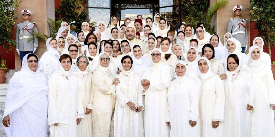 מלך מרוקו עם חברות הפרלמנט. צילום: גטי אימג'ס