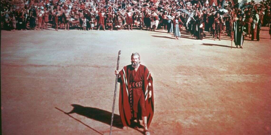 משה במצרים, עם המטה בידו. מתוך הסרט הדיברות: כשהכוכבים של הוליווד פגשו את יציאת מצרים