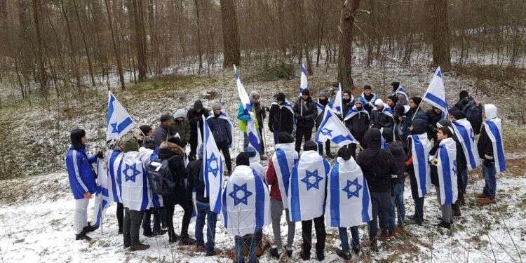 משלחת ישיבת אמית אשדוד בכניסה למחנה טרבלינקה. חורף 2018