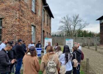 לראשונה: טקס היסטורי לזכר השואה באושוויץ בשפה הערבית