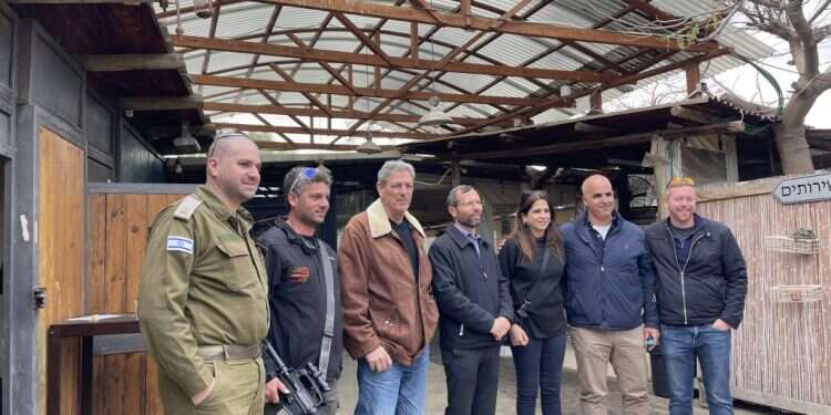 ראש מועצת בנימין ישראל גנץ עם ראשי ועדות החו תושבי דרום בנימין עתרו לבג"ץ: נותרנו ללא הגנה