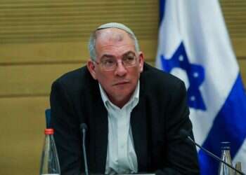 ניר אורבך שוקל פרישה, אך לא יפתיע את בנט