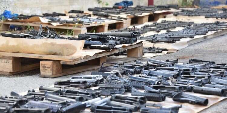 נשקים שנתפסו בלקיה. צילום: דוברות המשטרה נחשף מצבור משמעותי של פריטי נשק בלקיה