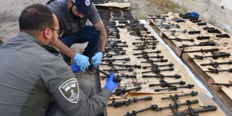 נשקים שנתפסו בלקיה. צילום: דוברות המשטרה נחשף מצבור משמעותי של פריטי נשק בלקיה