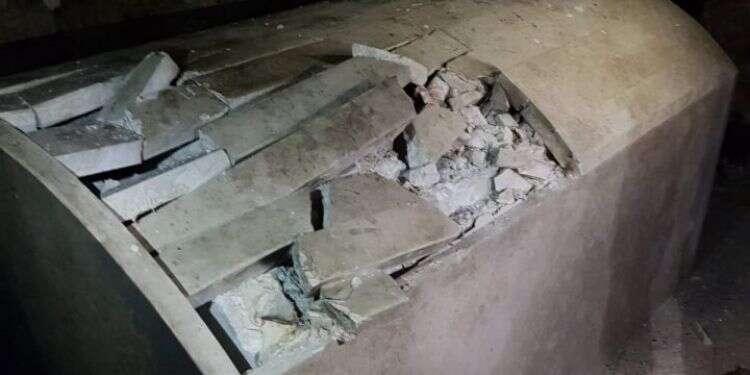 קבר יוסף אחרי ההצתה, הלילה "ברבריות": מתפרעים פלסטינים הציתו את קבר יוסף