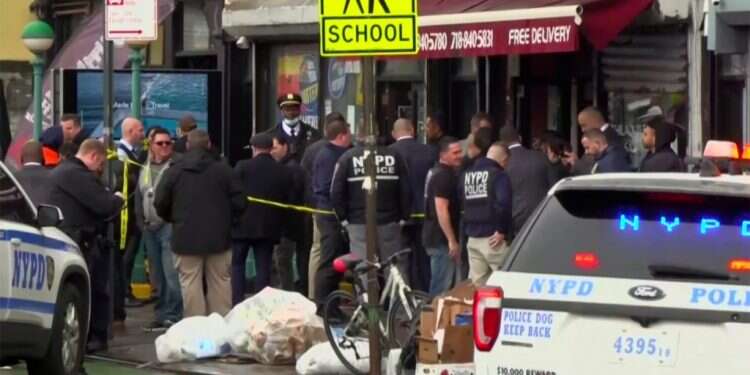 חשד לפיגוע בניו-יורק: פצועים מירי ברכבת התחתית