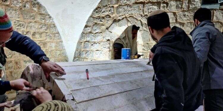 "לא כגנבים בלילה": צפו בתיעוד הפקודה המרגשת לשיפוץ קבר יוסף