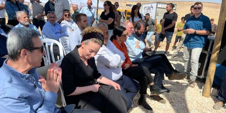 עידית סילמן וחברי קואליציה בדימונה, השבוע, בטקס חנוכת כפרי האיילים שח בלי מט: בנט במצוקה, גם האופוזיציה