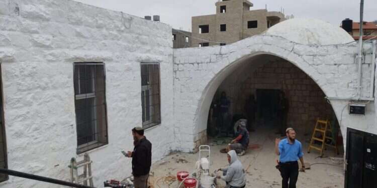 השיפוצים במתחם קבר יוסף, השבוע. צילום: הודיה כריש חזוני קבר יוסף: היסטוריה של הצתות, השחתה וביזה