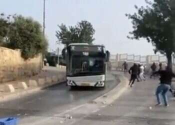 מתפרעים בהר הבית, אוטובוסים נרגמו באבנים בדרך לכותל