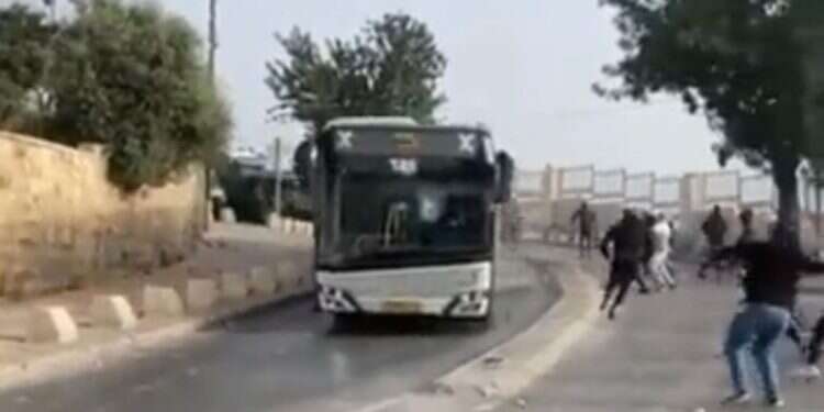 אוטובוס נרגם באבנים בירושלים. צילום מסך מתפרעים בהר הבית, אוטובוסים נרגמו באבנים בדרך לכותל