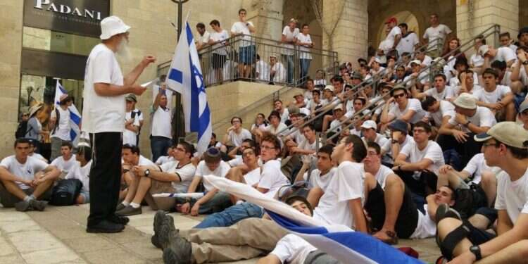 יחס אישי אוהב הוא בסיס לכל הצמחה בחינוך. הרב יעקב פישר עם תלמידי ישיבת נווה שמואל בסיום מסע יום ירושלים