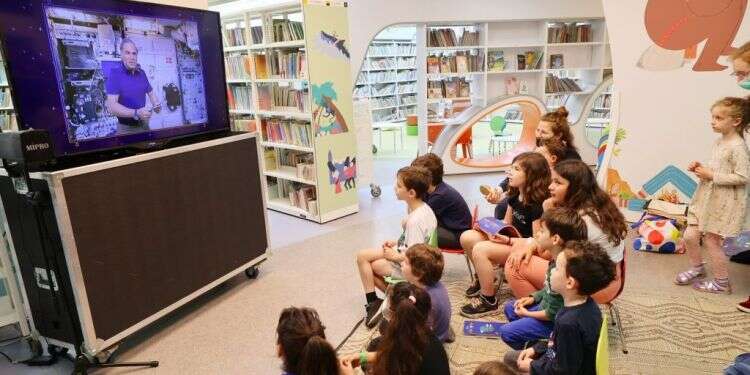 שעת סיפור מהחלל